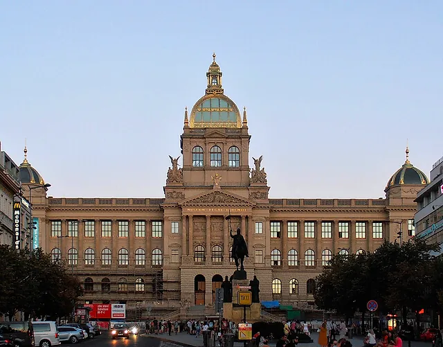 Das Nationalmuseum in der Dämmerung, seine Mittelkuppel von zwei kleineren Kuppeln flankiert, mit Skulpturen an der Fassade und einem Reiterdenkmal davor.